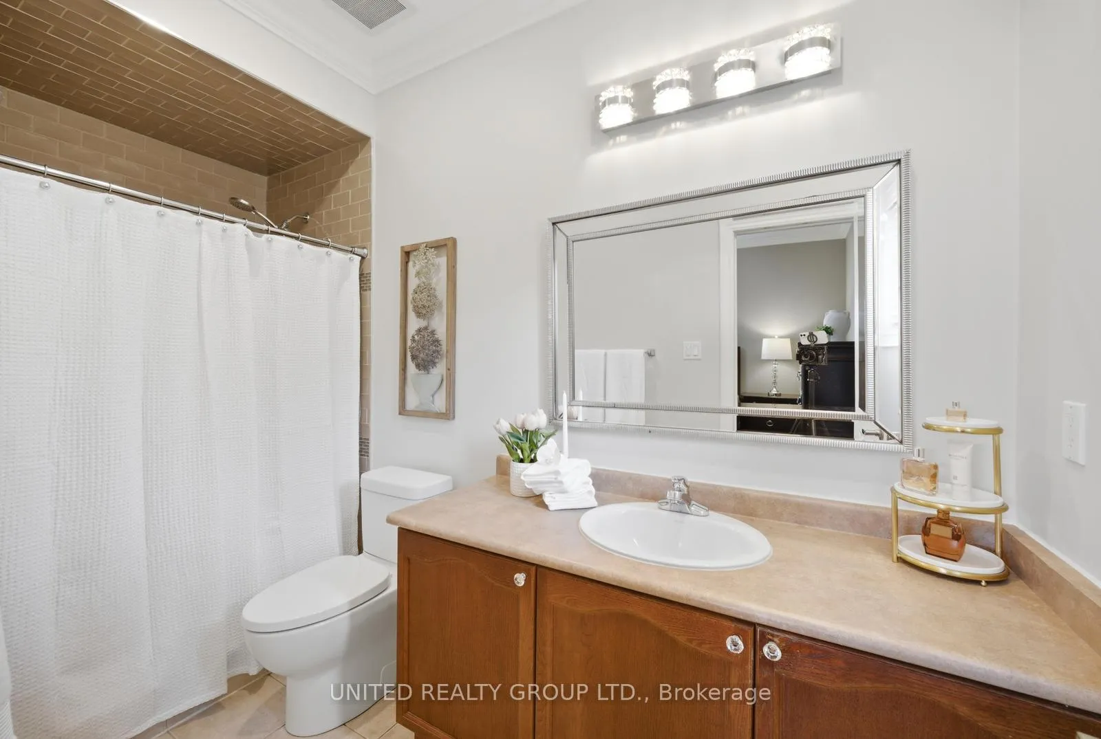 Photo 19 of 14 Tudor Crescent, Barrie, Innis-Shore — HOMEH