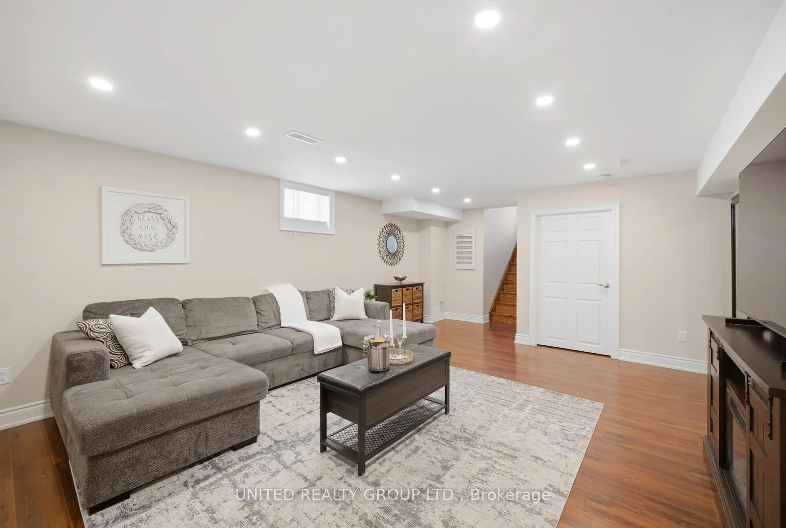 Photo 23 of 14 Tudor Crescent, Barrie, Innis-Shore — HOMEH