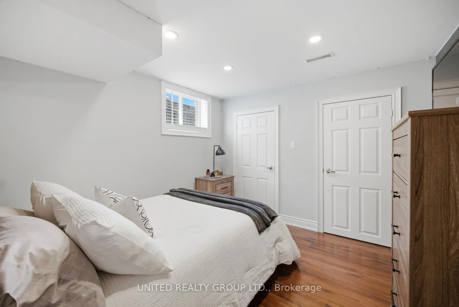 Photo 26 of 14 Tudor Crescent, Barrie, Innis-Shore — HOMEH