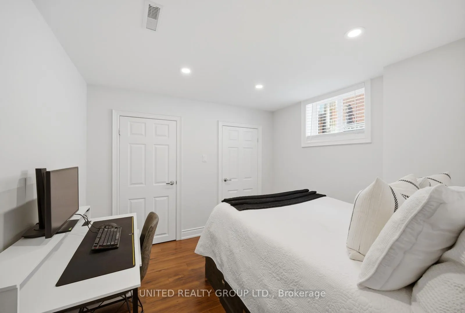 Photo 28 of 14 Tudor Crescent, Barrie, Innis-Shore — HOMEH