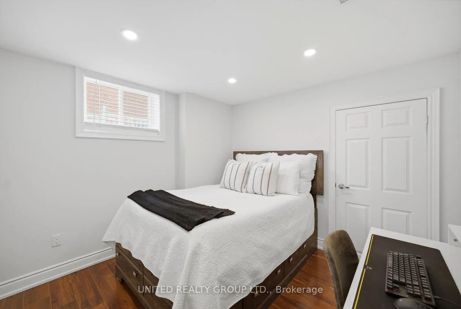 Photo 29 of 14 Tudor Crescent, Barrie, Innis-Shore — HOMEH