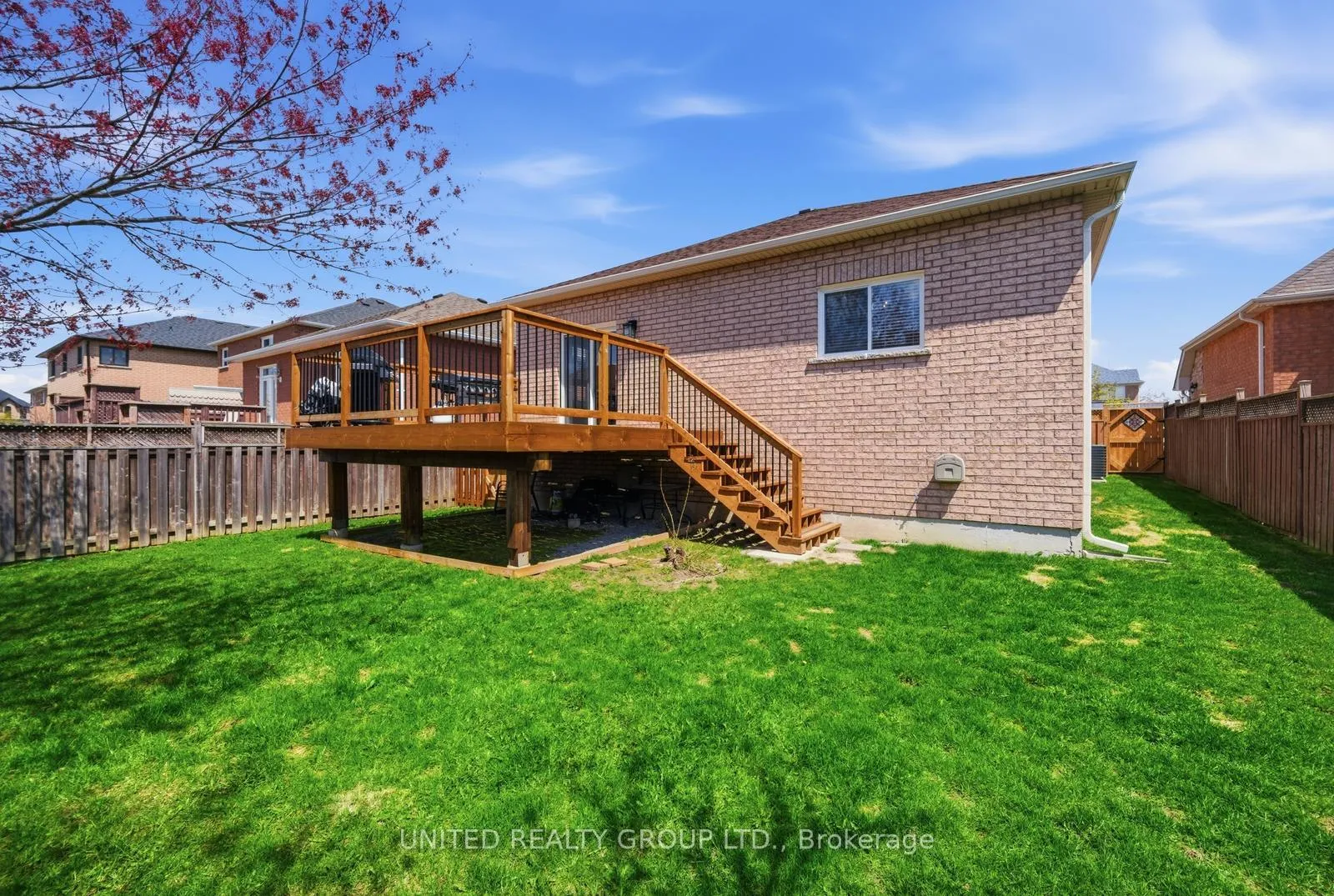 Photo 36 of 14 Tudor Crescent, Barrie, Innis-Shore — HOMEH