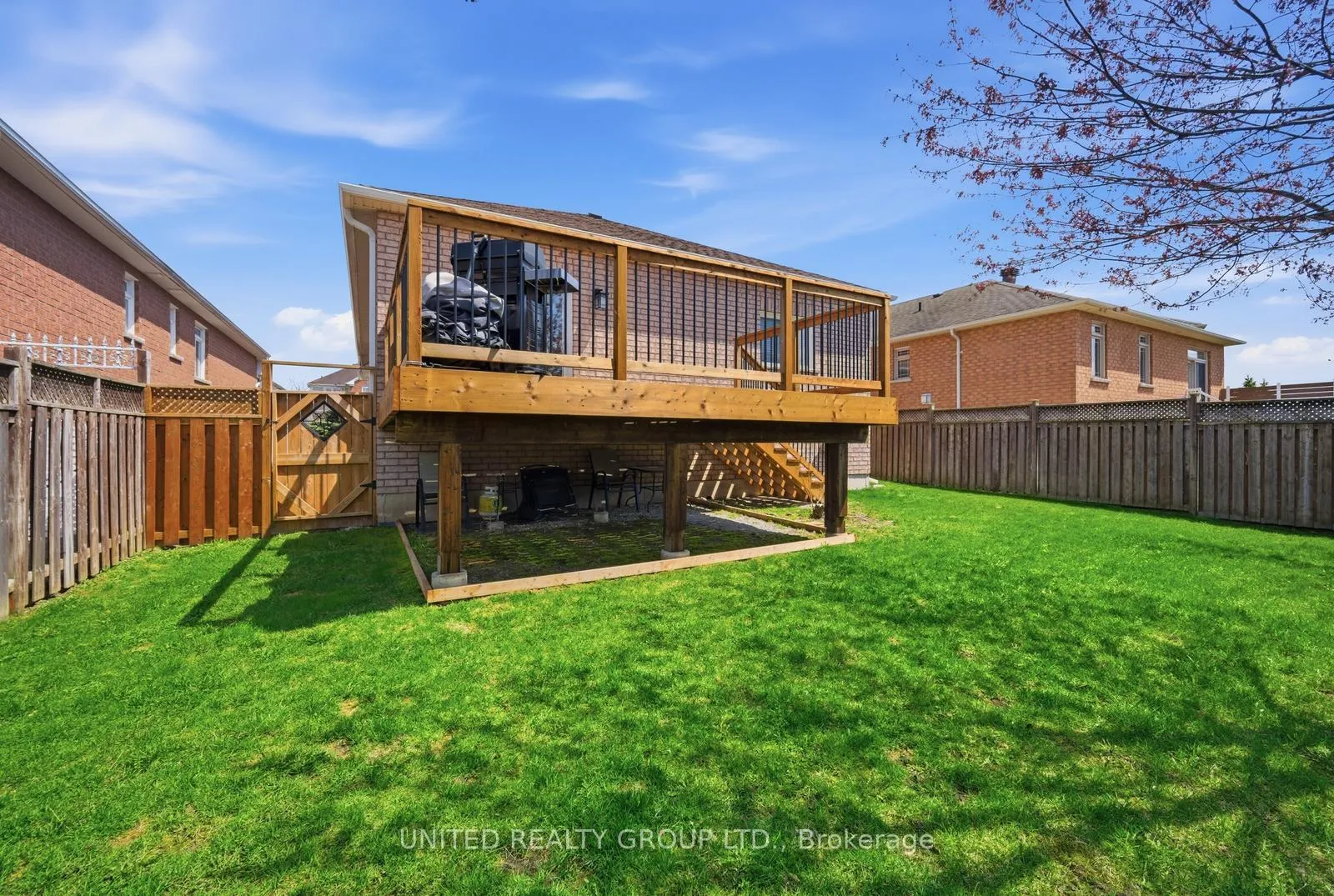 Photo 37 of 14 Tudor Crescent, Barrie, Innis-Shore — HOMEH