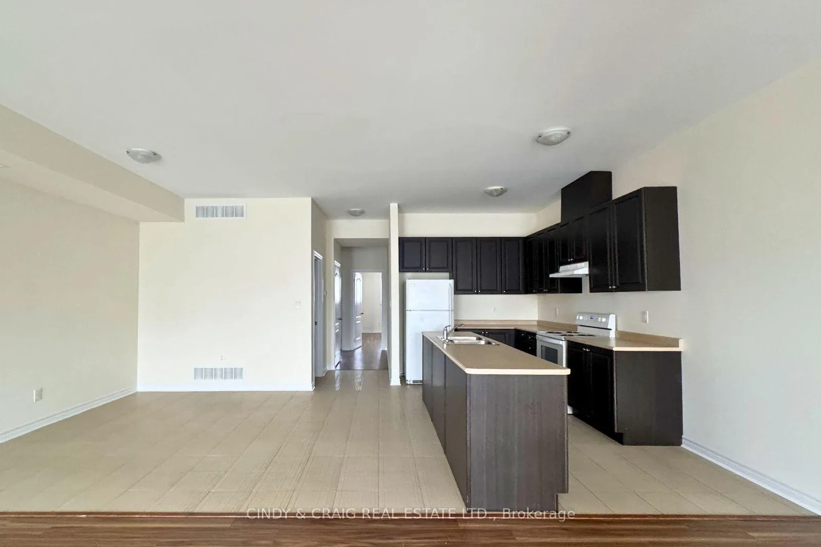 Photo 3 of Unit 11, 15 Rosswell Drive, Clarington, Courtice — HOMEH