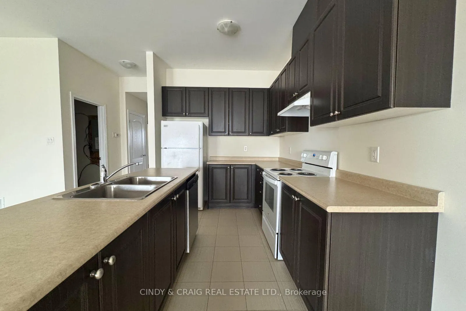 Photo 4 of Unit 11, 15 Rosswell Drive, Clarington, Courtice — HOMEH