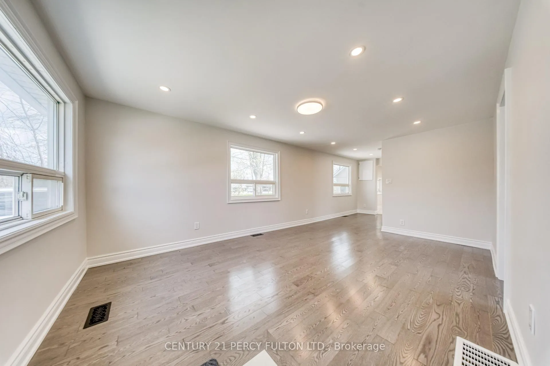 Photo 4 of 193 Cameron Crescent, Georgina, Keswick North — HOMEH