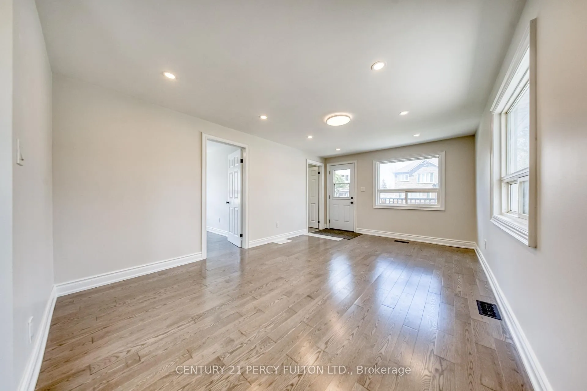 Photo 7 of 193 Cameron Crescent, Georgina, Keswick North — HOMEH