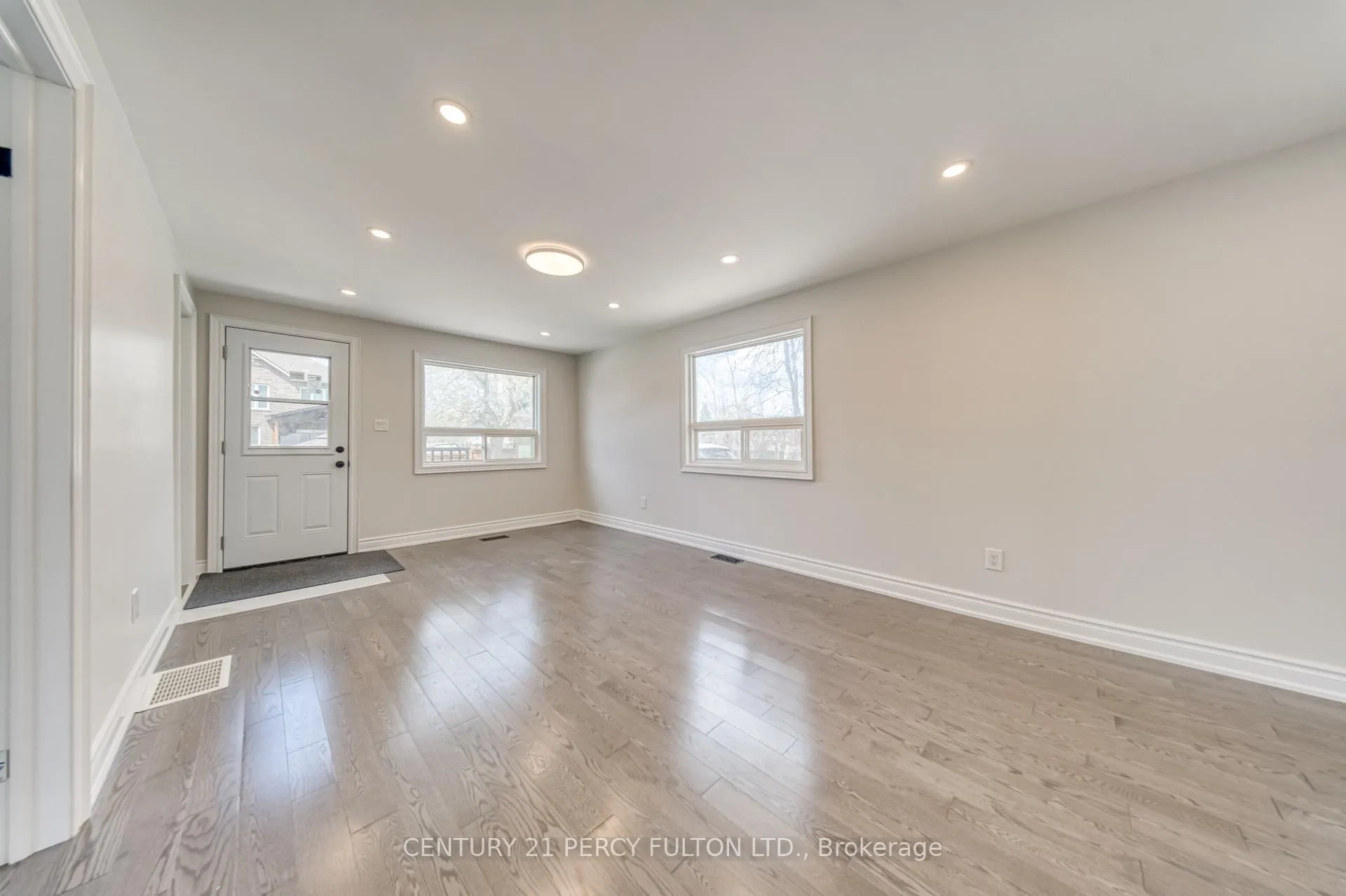 Photo 8 of 193 Cameron Crescent, Georgina, Keswick North — HOMEH