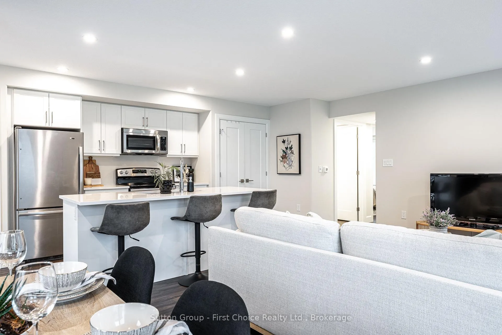 Photo 8 of Unit 9, 3202 Vivian Line 37, Stratford — HOMEH