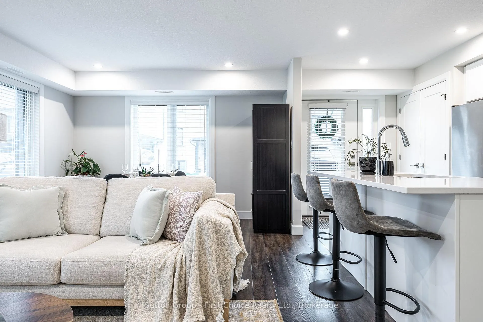 Photo 13 of Unit 9, 3202 Vivian Line 37, Stratford — HOMEH