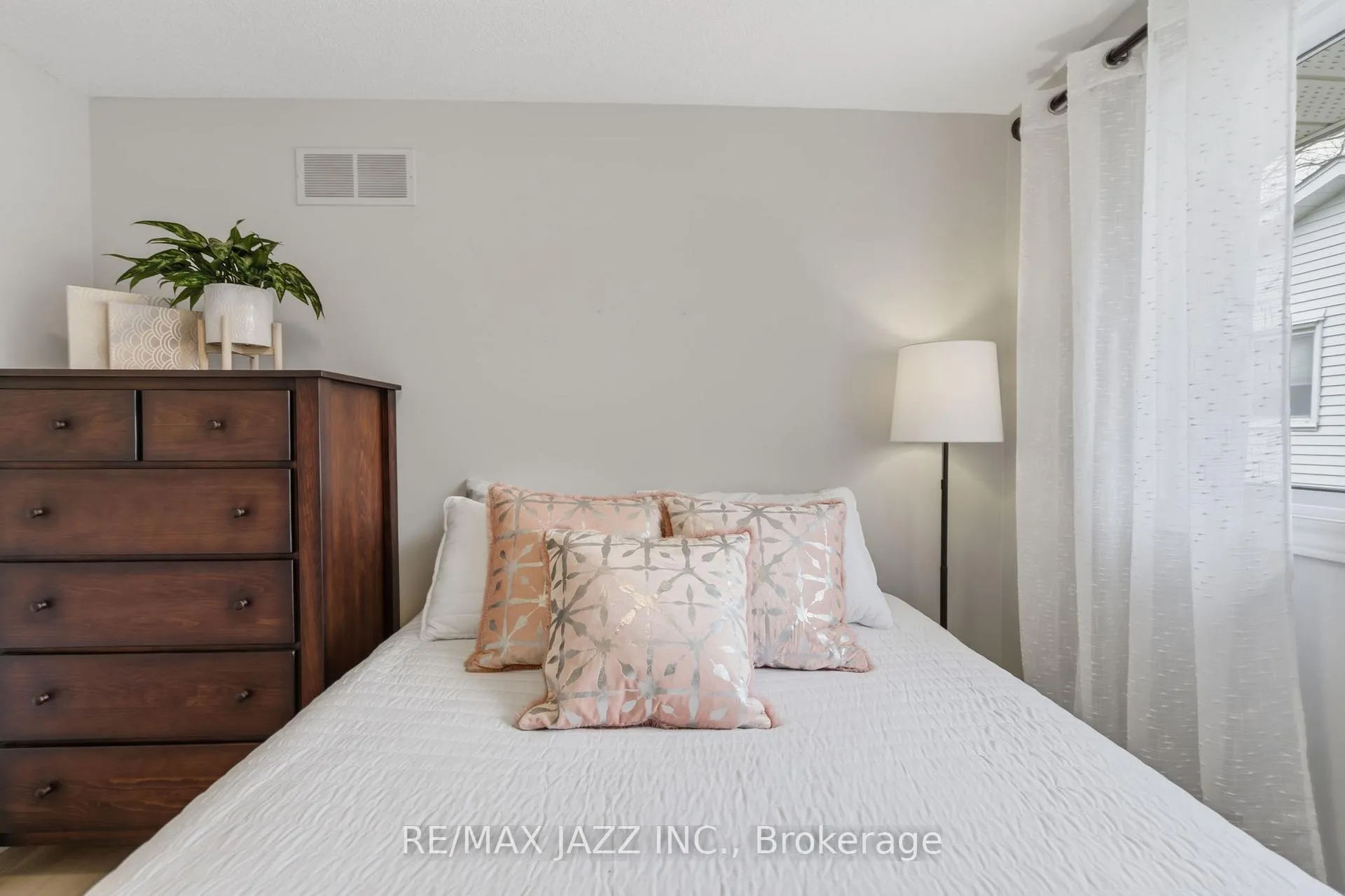 Photo 25 of 47 Martindale Street, Oshawa, Donevan — HOMEH