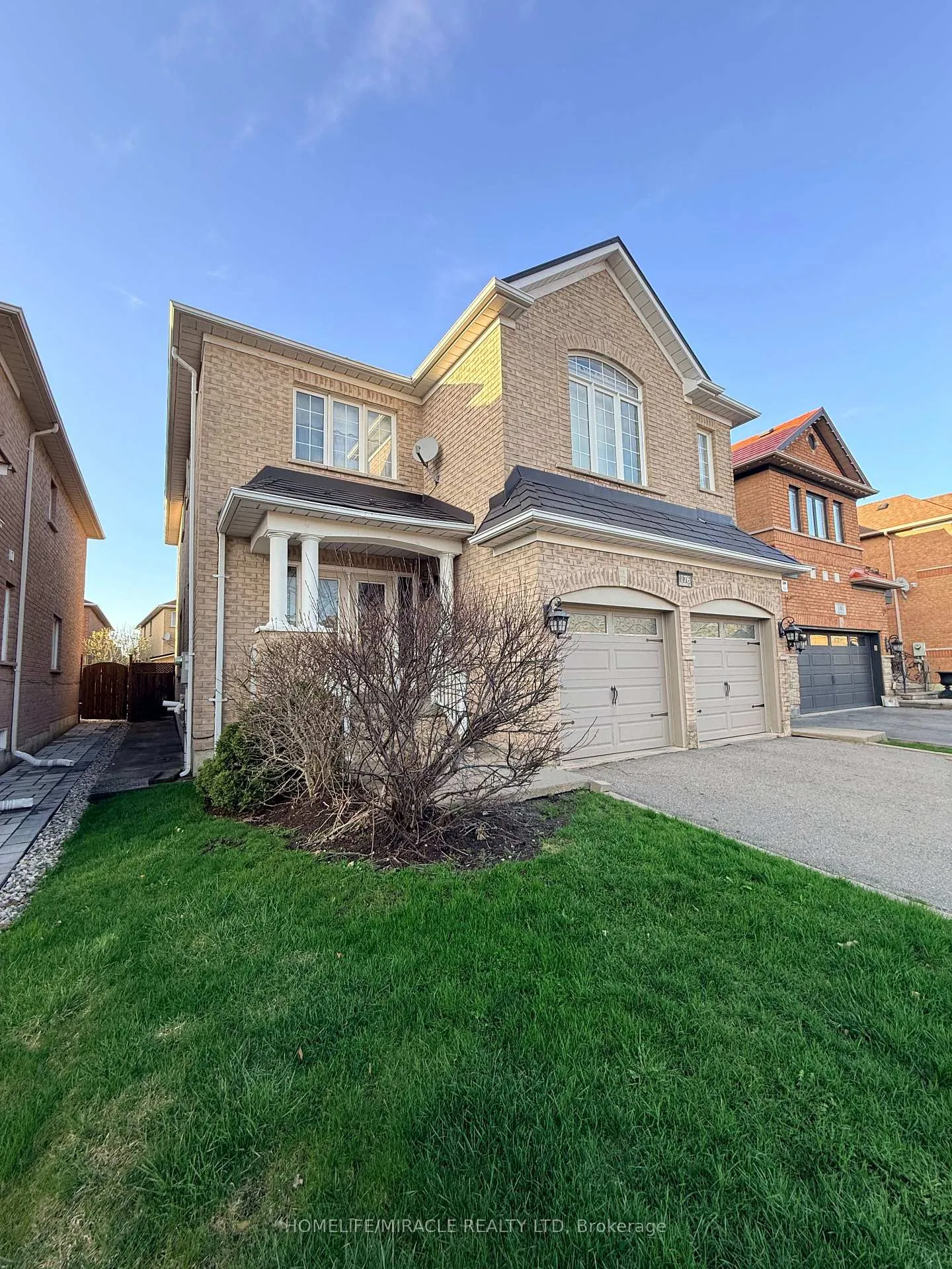 Photo 2 of 176 Drummond Drive, Vaughan, Maple — HOMEH