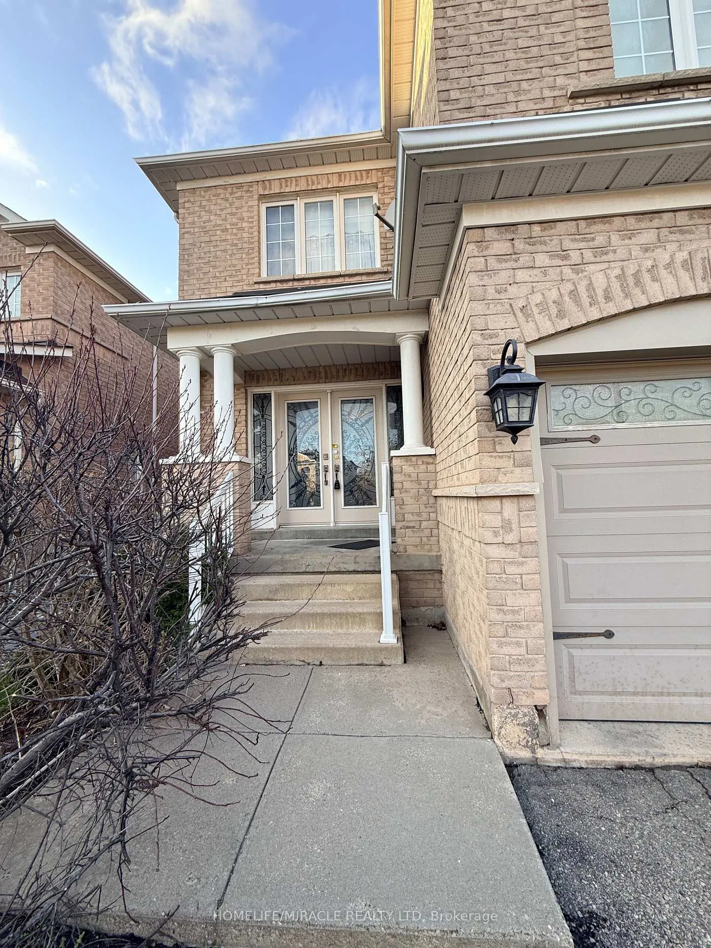 Photo 3 of 176 Drummond Drive, Vaughan, Maple — HOMEH