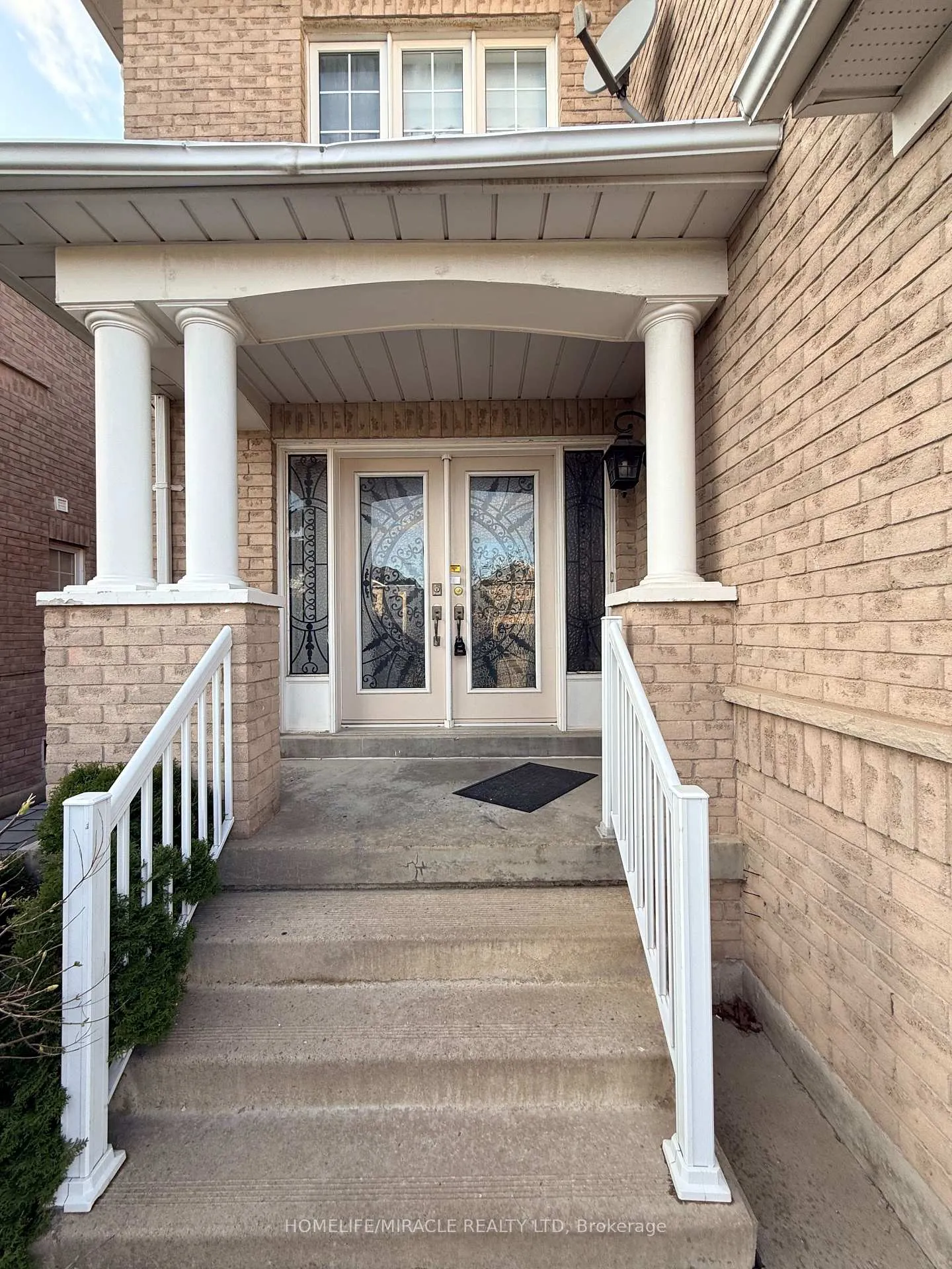 Photo 4 of 176 Drummond Drive, Vaughan, Maple — HOMEH