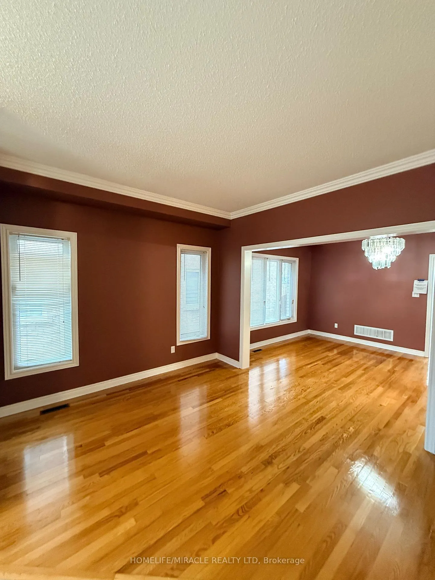 Photo 7 of 176 Drummond Drive, Vaughan, Maple — HOMEH