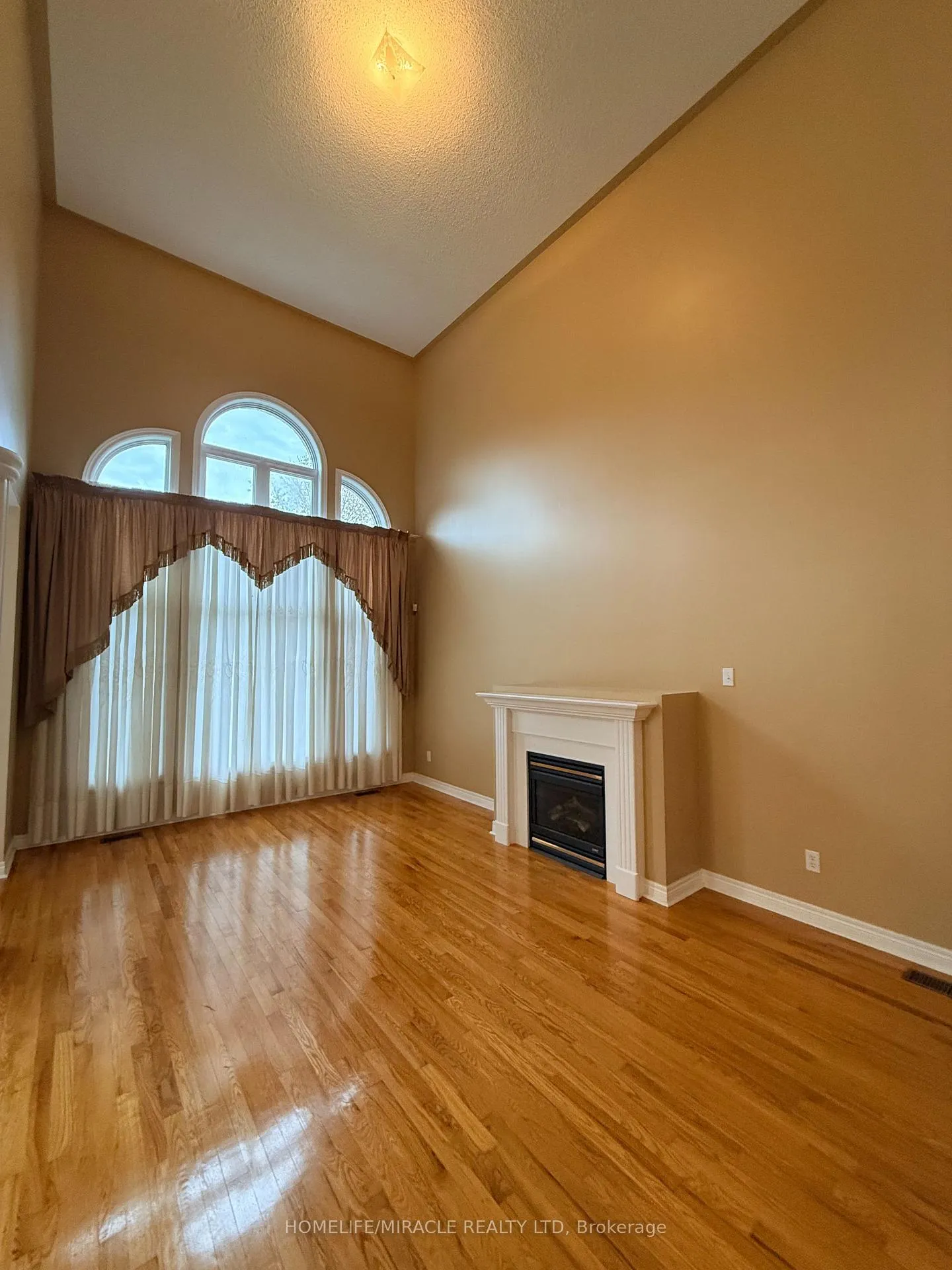 Photo 14 of 176 Drummond Drive, Vaughan, Maple — HOMEH