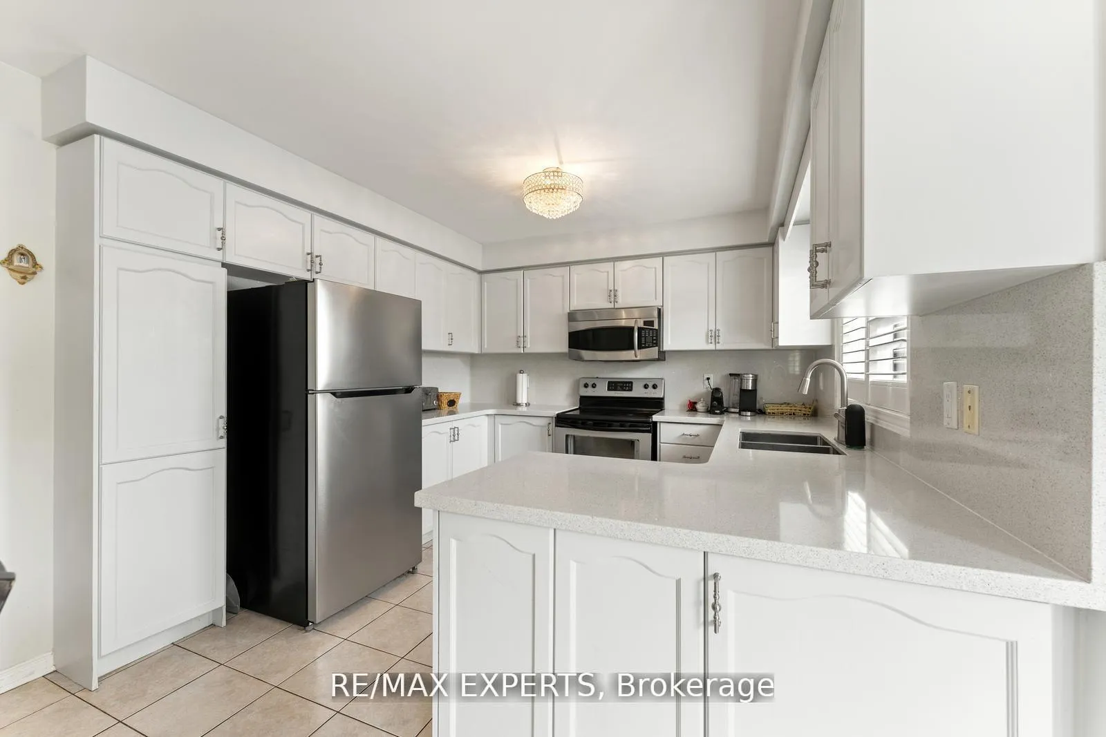 Photo 5 of 19 Maximillian Street, Vaughan, Vellore Village — HOMEH