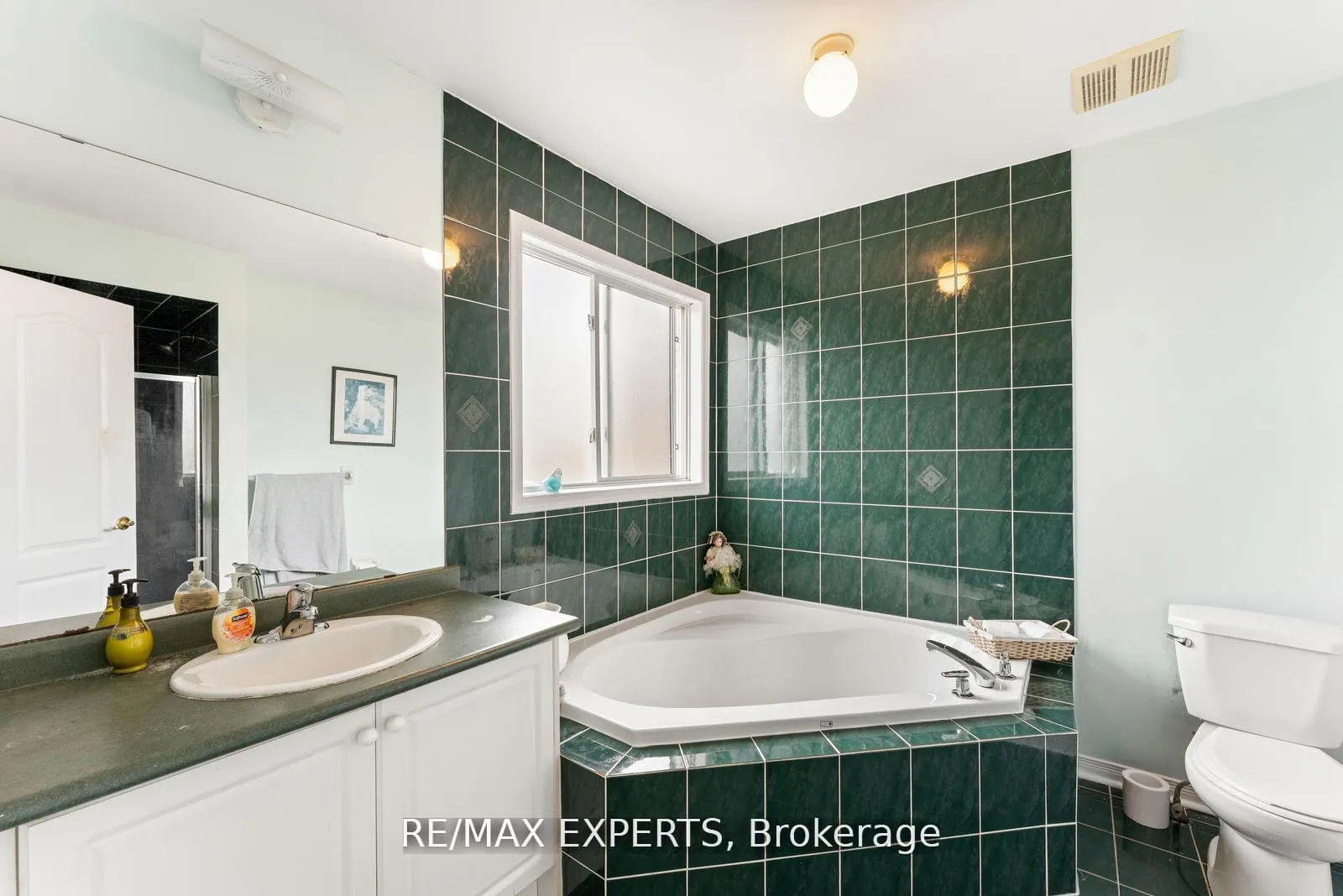 Photo 11 of 19 Maximillian Street, Vaughan, Vellore Village — HOMEH