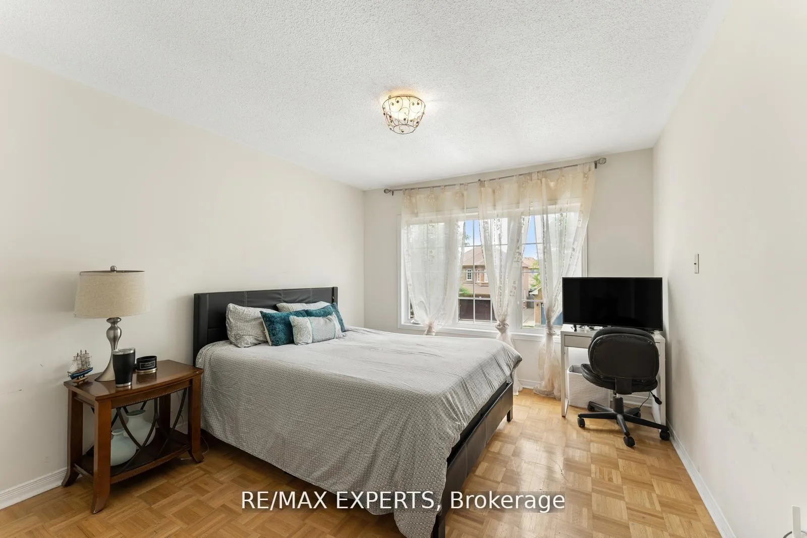 Photo 12 of 19 Maximillian Street, Vaughan, Vellore Village — HOMEH