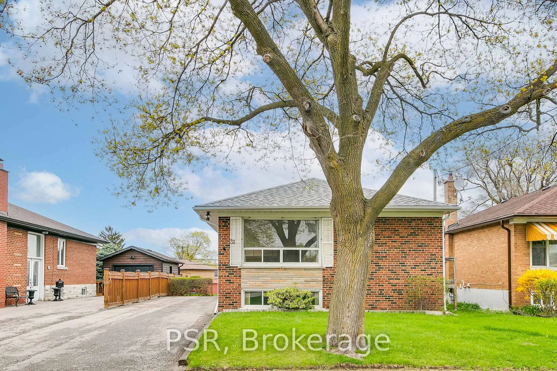 Photo 2 of 31 Heatherglen Road, Etobicoke, West Humber-Clairville — HOMEH