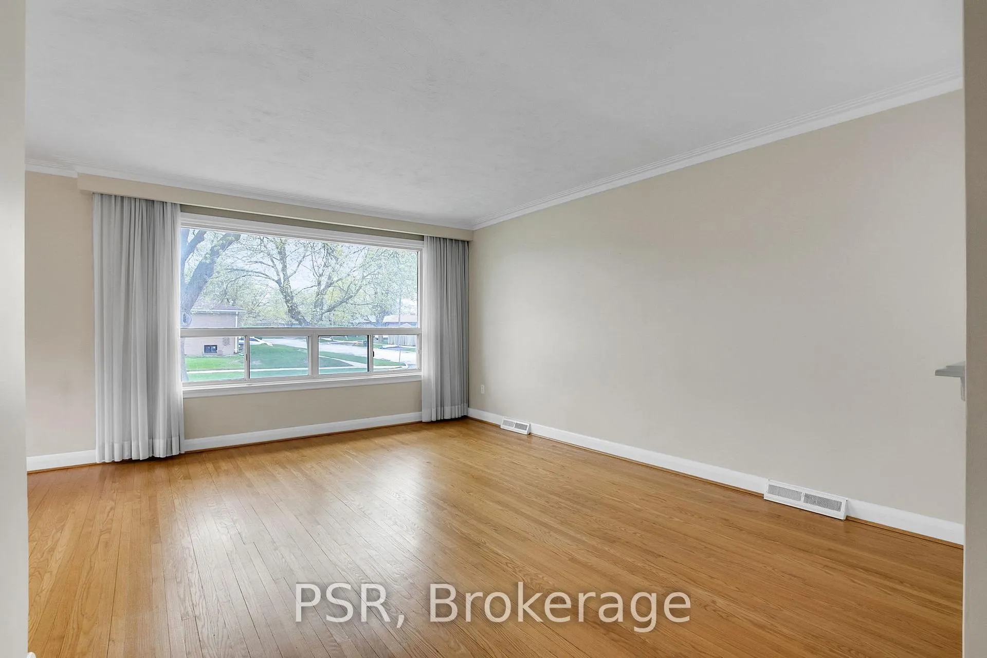 Photo 13 of 31 Heatherglen Road, Etobicoke, West Humber-Clairville — HOMEH