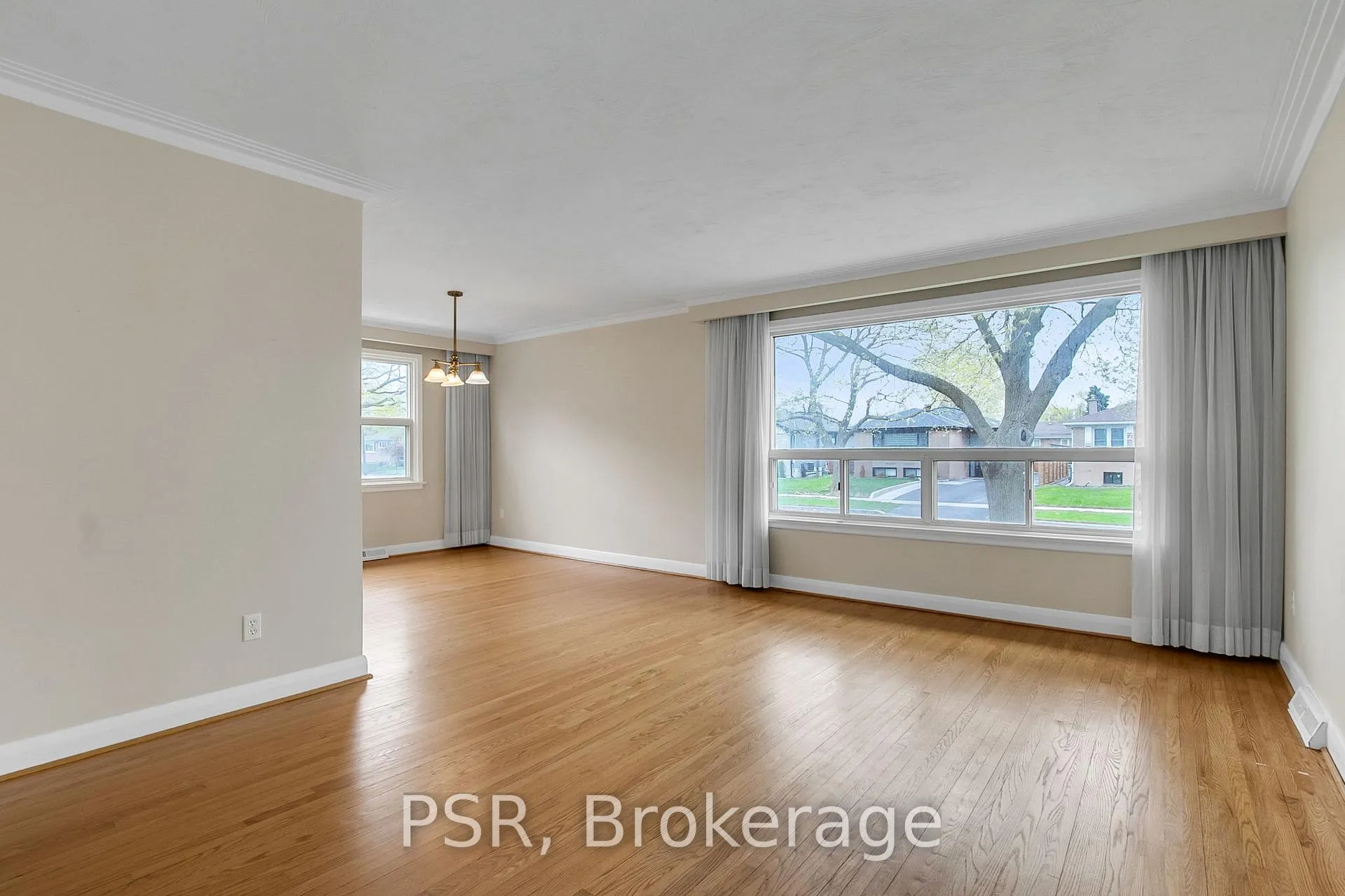 Photo 14 of 31 Heatherglen Road, Etobicoke, West Humber-Clairville — HOMEH