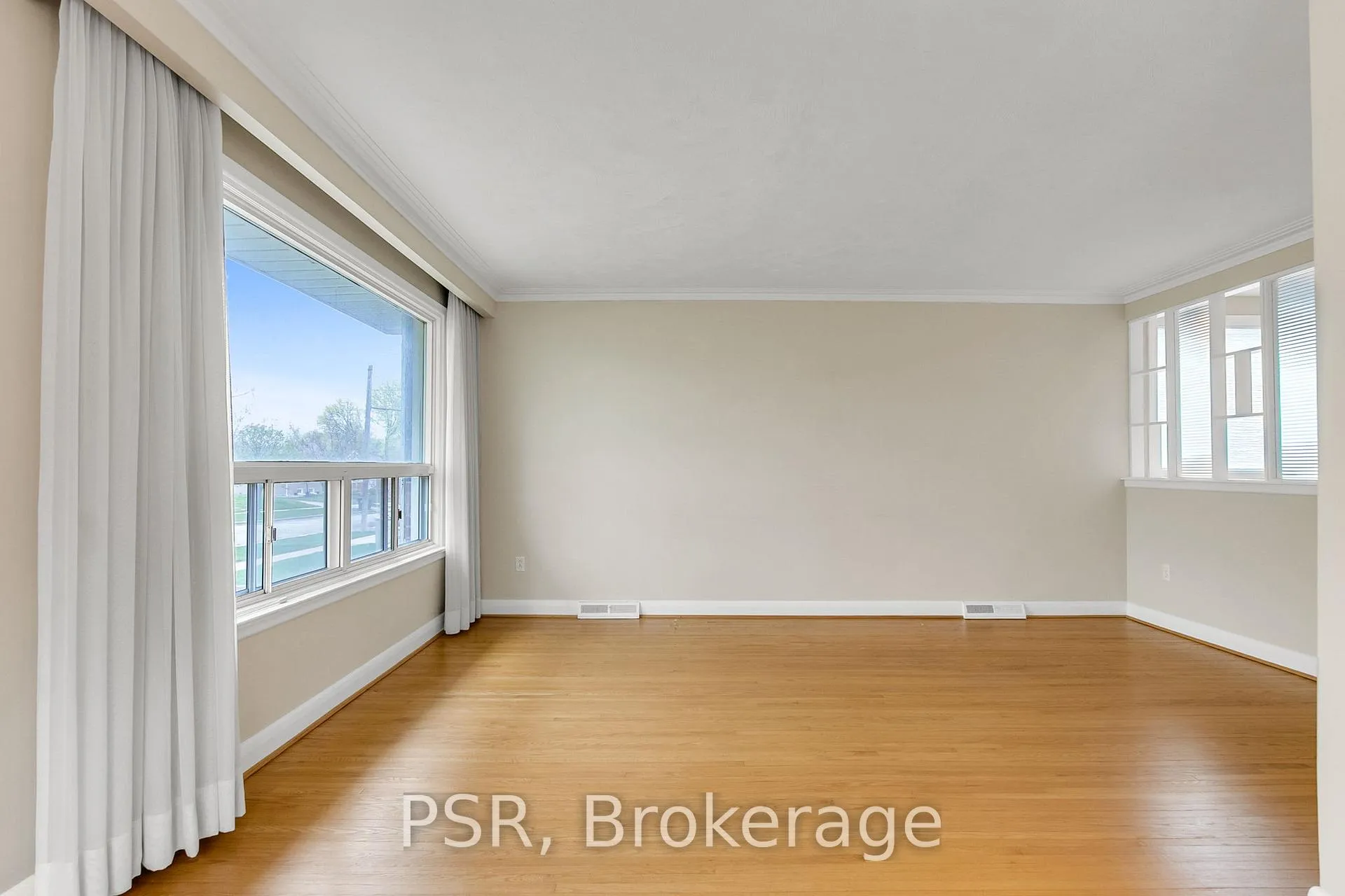 Photo 17 of 31 Heatherglen Road, Etobicoke, West Humber-Clairville — HOMEH