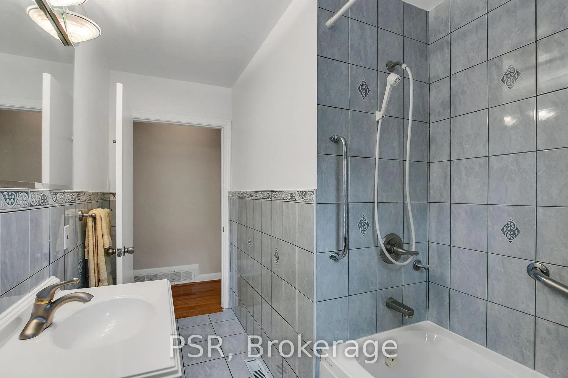 Photo 35 of 31 Heatherglen Road, Etobicoke, West Humber-Clairville — HOMEH