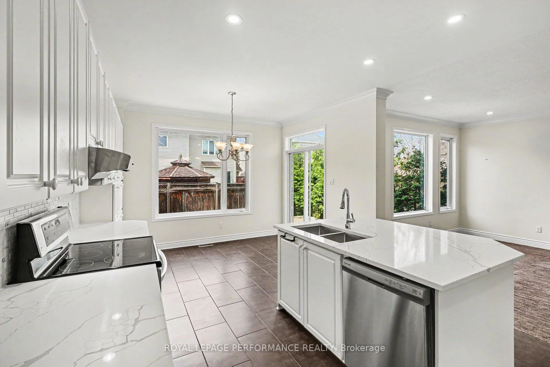 Photo 17 of 744 Larcastle Circle, Ottawa, Avalon East — HOMEH