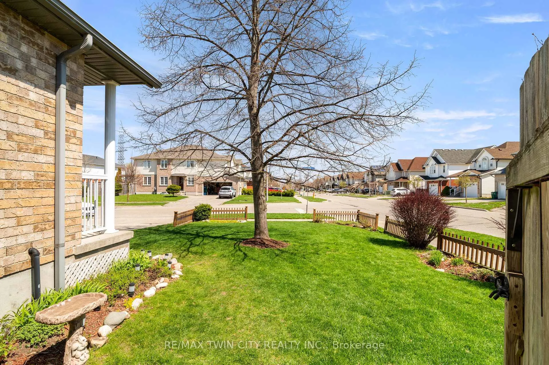 Photo 3 of 92 Snowdrop Crescent, Kitchener — HOMEH