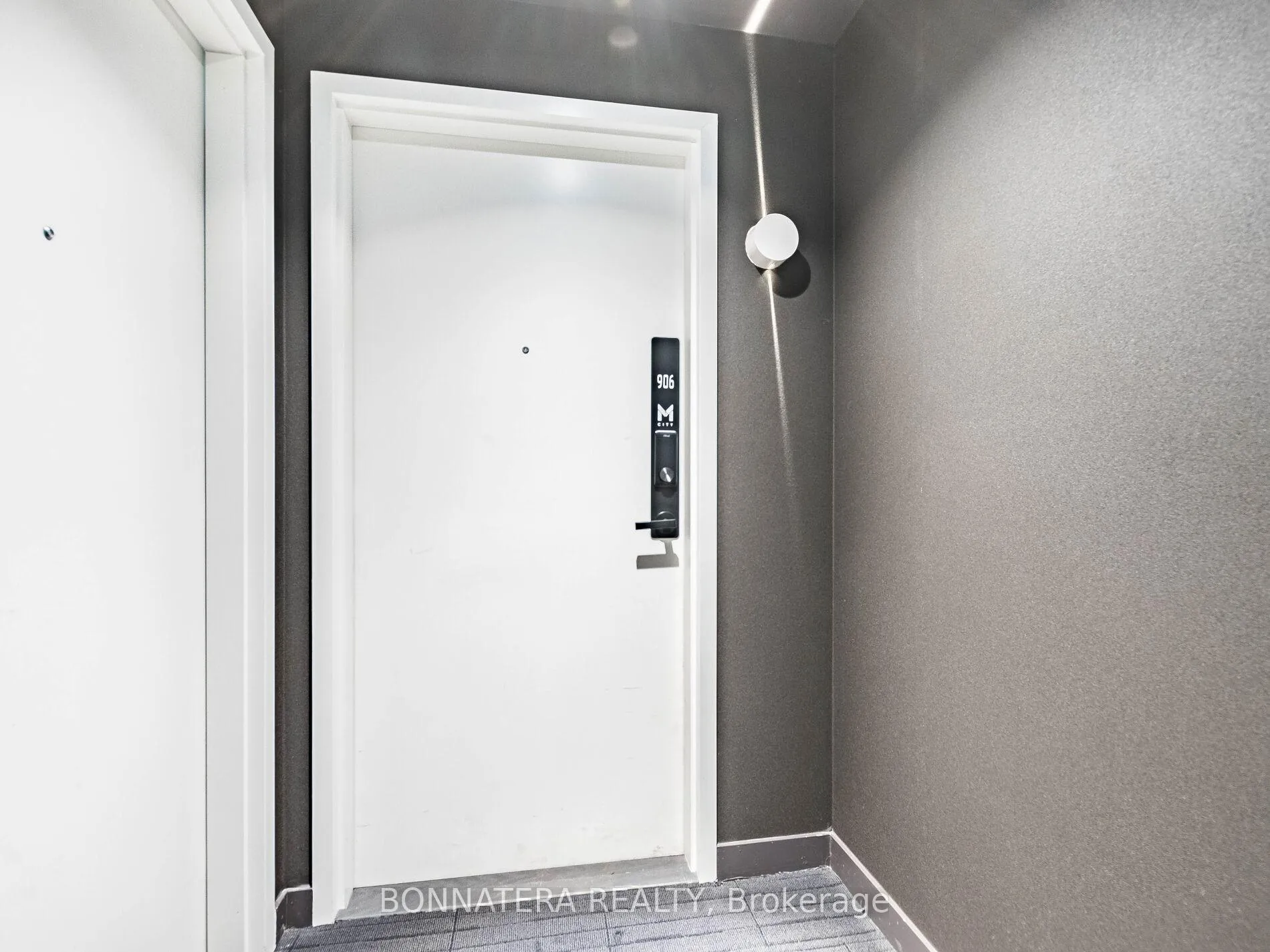 Photo 5 of Unit 906, 3900 Confederation Parkway, Mississauga, City Centre — HOMEH