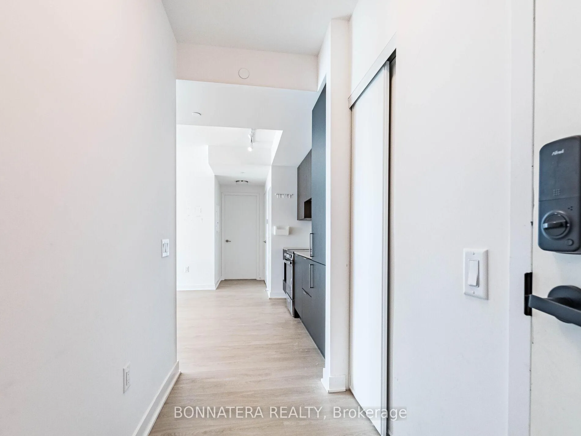 Photo 7 of Unit 906, 3900 Confederation Parkway, Mississauga, City Centre — HOMEH