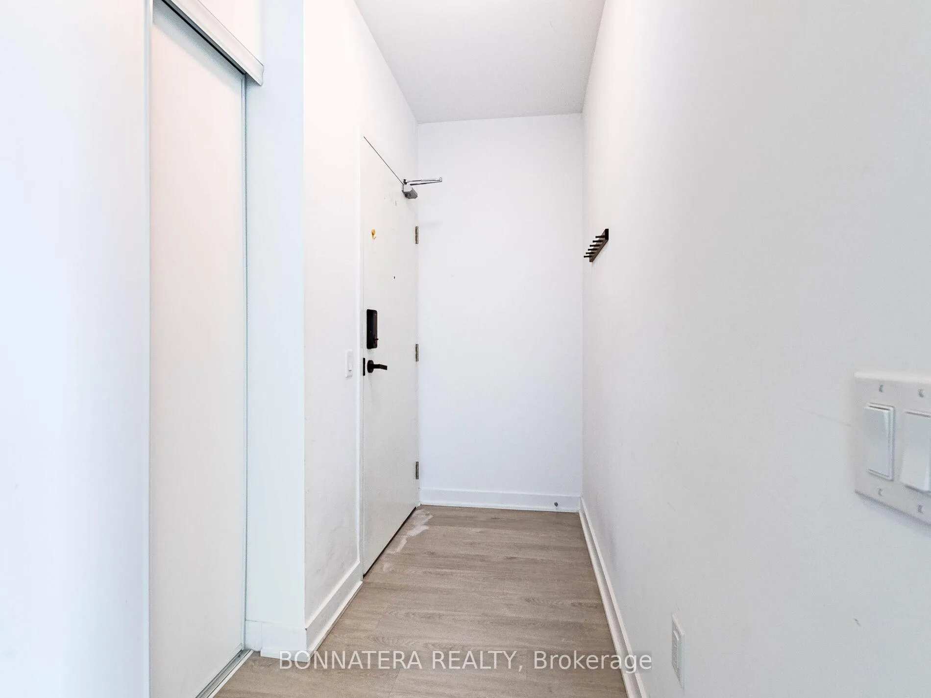 Photo 8 of Unit 906, 3900 Confederation Parkway, Mississauga, City Centre — HOMEH