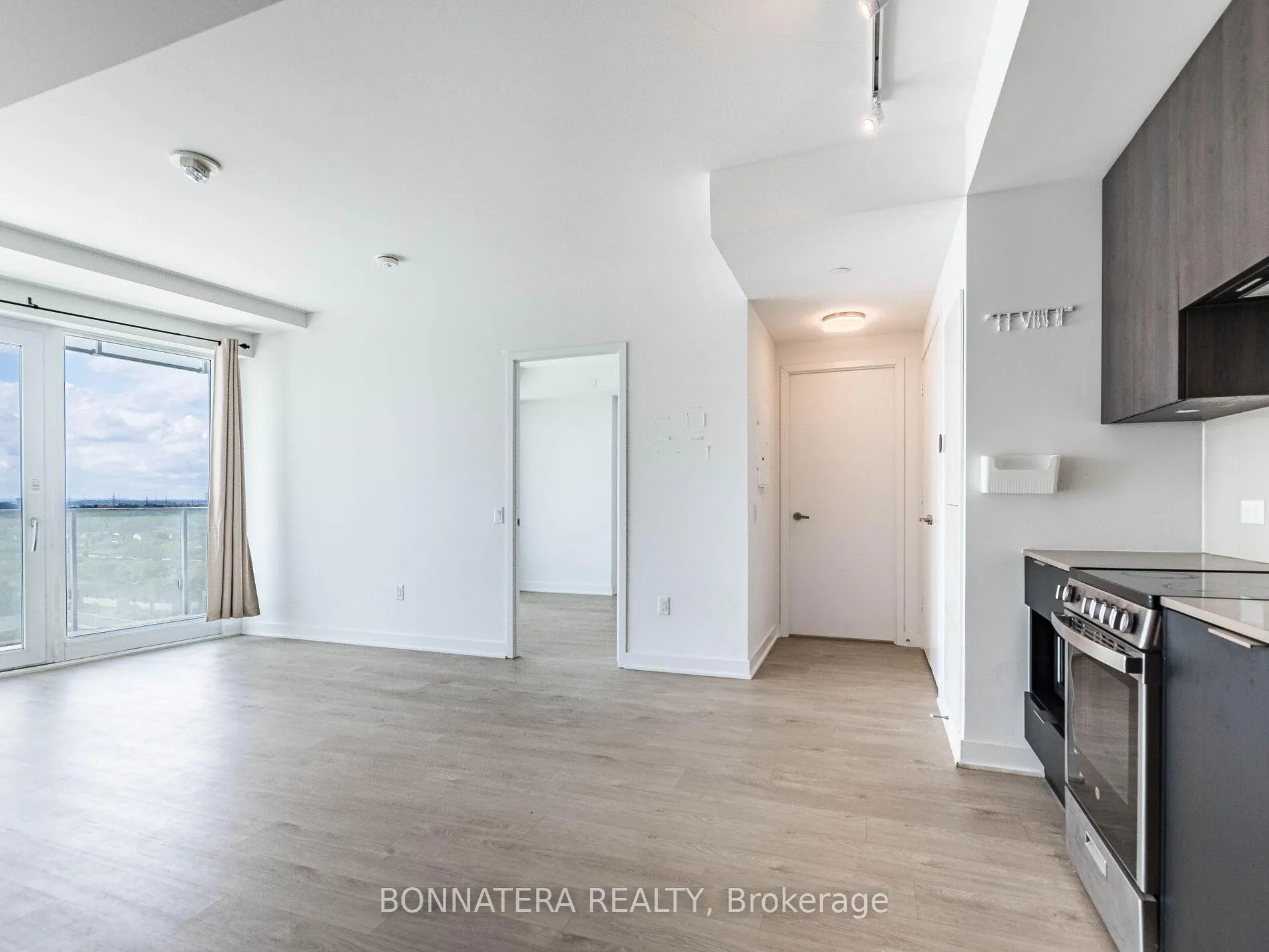Photo 9 of Unit 906, 3900 Confederation Parkway, Mississauga, City Centre — HOMEH
