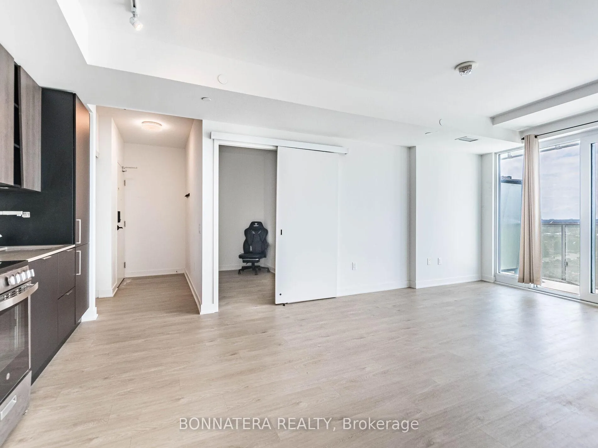 Photo 12 of Unit 906, 3900 Confederation Parkway, Mississauga, City Centre — HOMEH