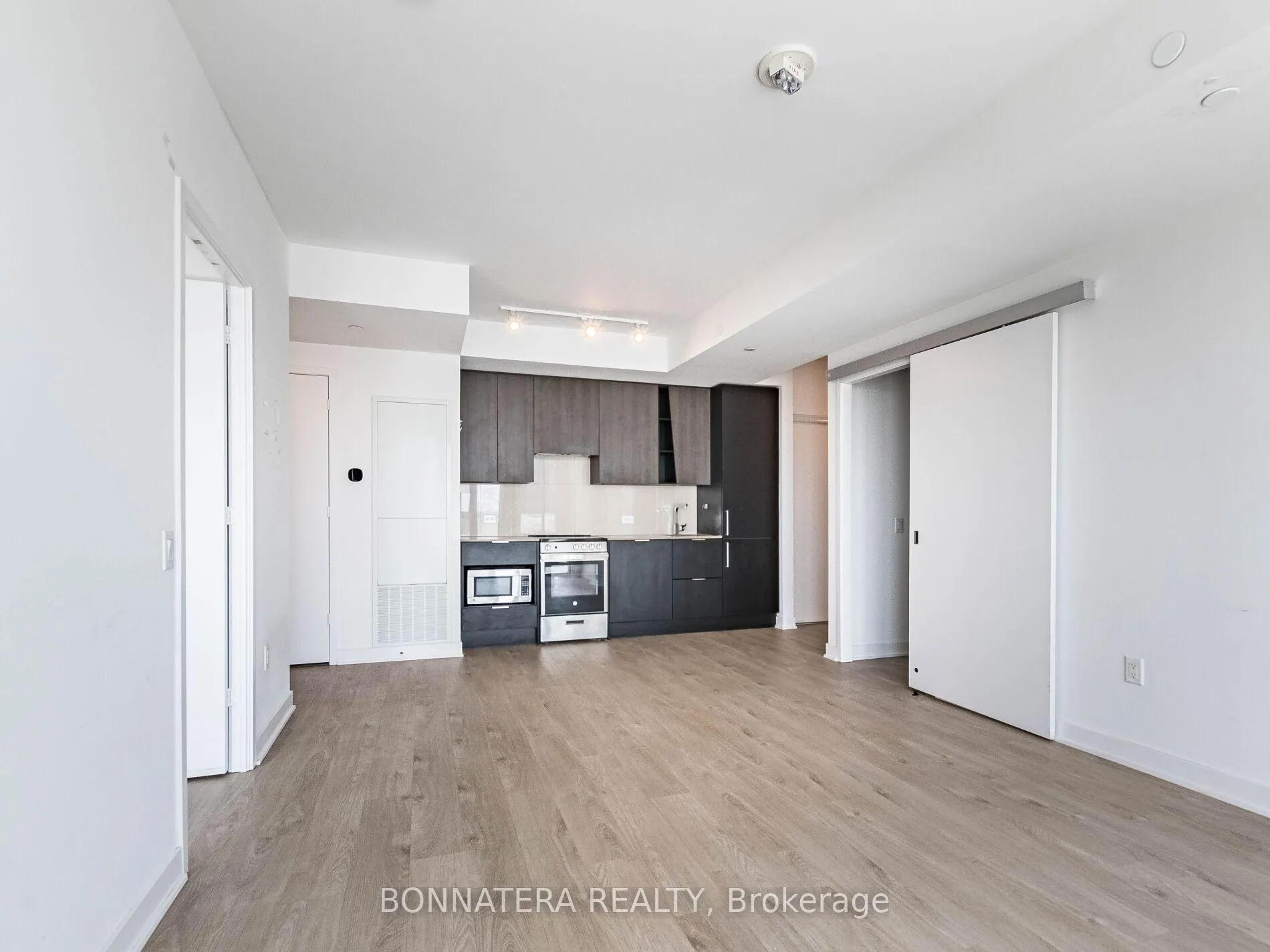 Photo 13 of Unit 906, 3900 Confederation Parkway, Mississauga, City Centre — HOMEH