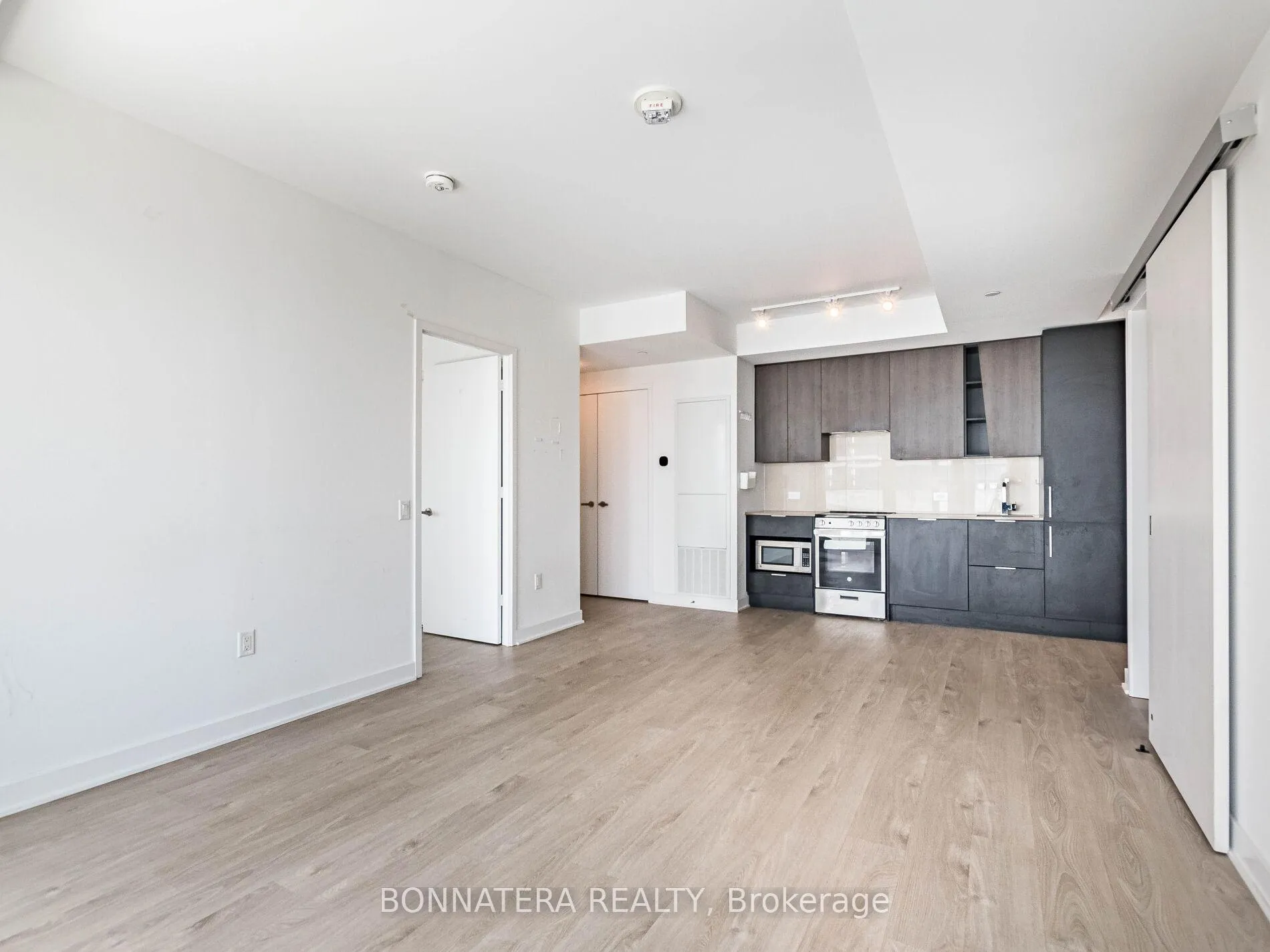 Photo 14 of Unit 906, 3900 Confederation Parkway, Mississauga, City Centre — HOMEH