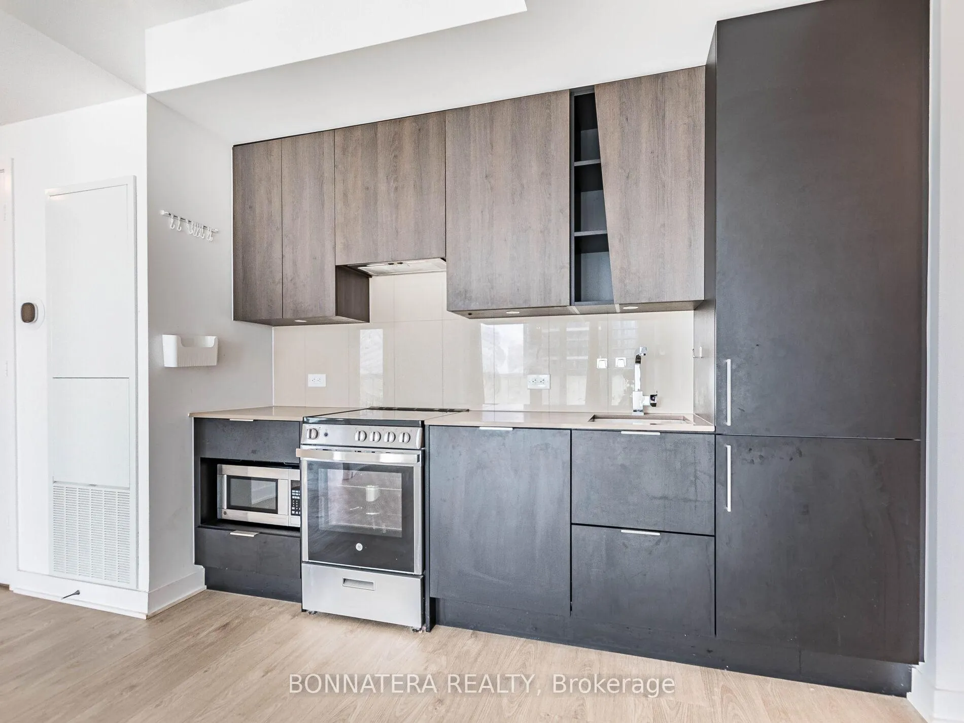 Photo 15 of Unit 906, 3900 Confederation Parkway, Mississauga, City Centre — HOMEH