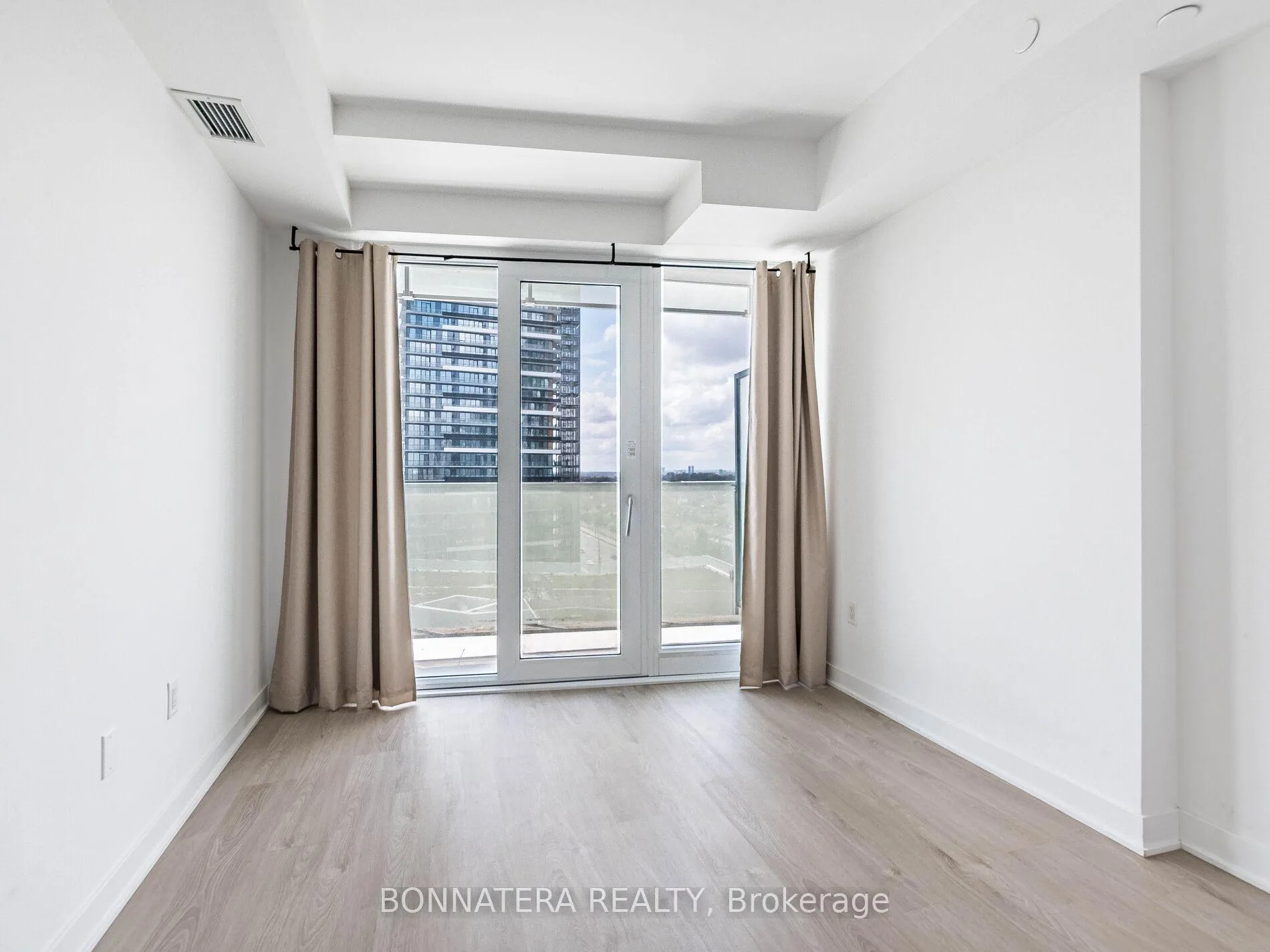 Photo 18 of Unit 906, 3900 Confederation Parkway, Mississauga, City Centre — HOMEH