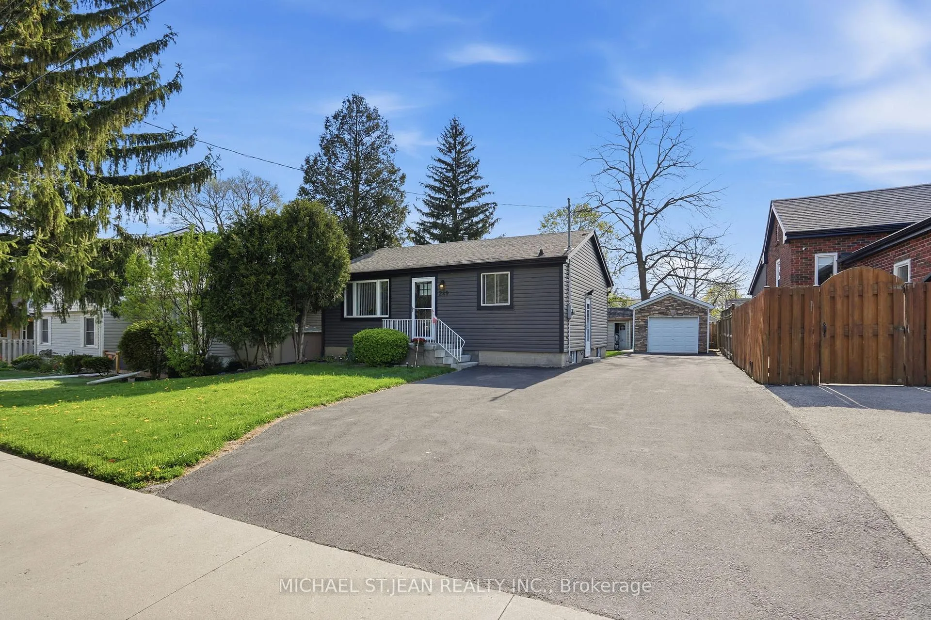 Photo 3 of 249 West 18th Street, Hamilton, Buchanan — HOMEH