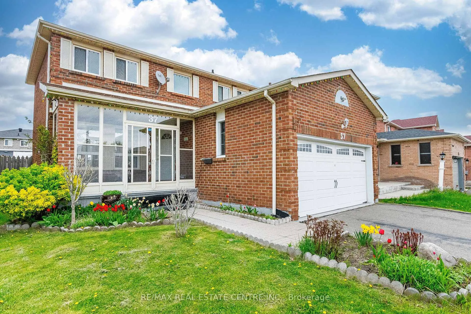 Photo 3 of 37 Merganser Crescent, Brampton, Fletcher's Creek South — HOMEH