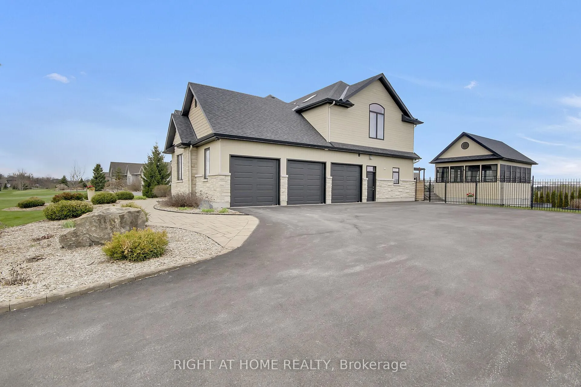 Photo 2 of 105 Ravenview Way, Ottawa, Kanata - Kanata (North West) — HOMEH