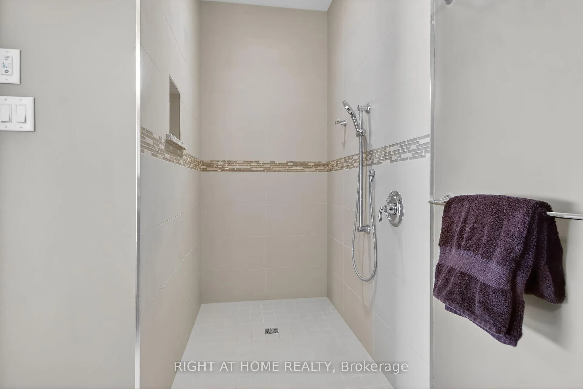 Photo 23 of 105 Ravenview Way, Ottawa, Kanata - Kanata (North West) — HOMEH