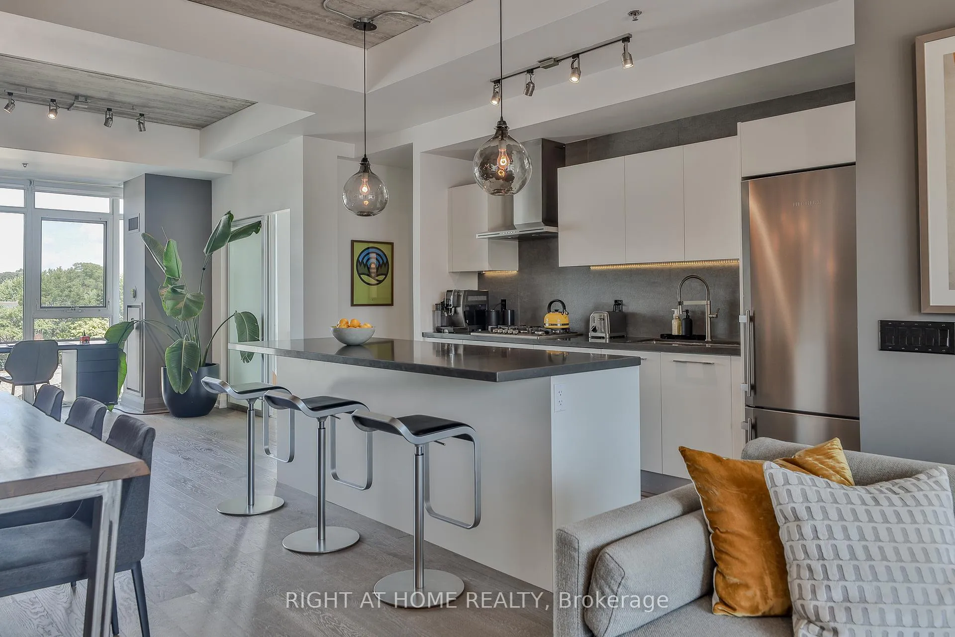 Front of Unit 405, 41 Ossington Avenue