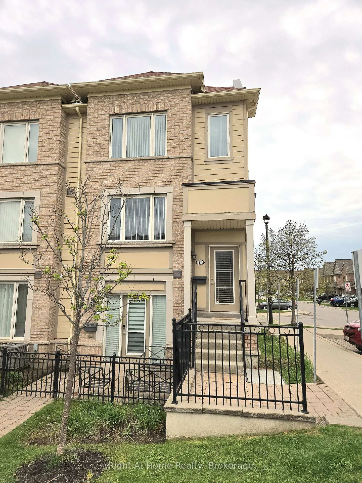 Front of Unit 17, 3115 Boxford Crescent