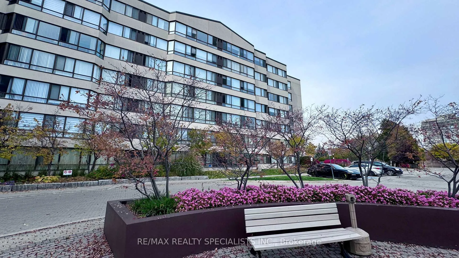 Photo 2 of Unit 520, 1001 Cedarglen Gate, Mississauga, Erindale — HOMEH