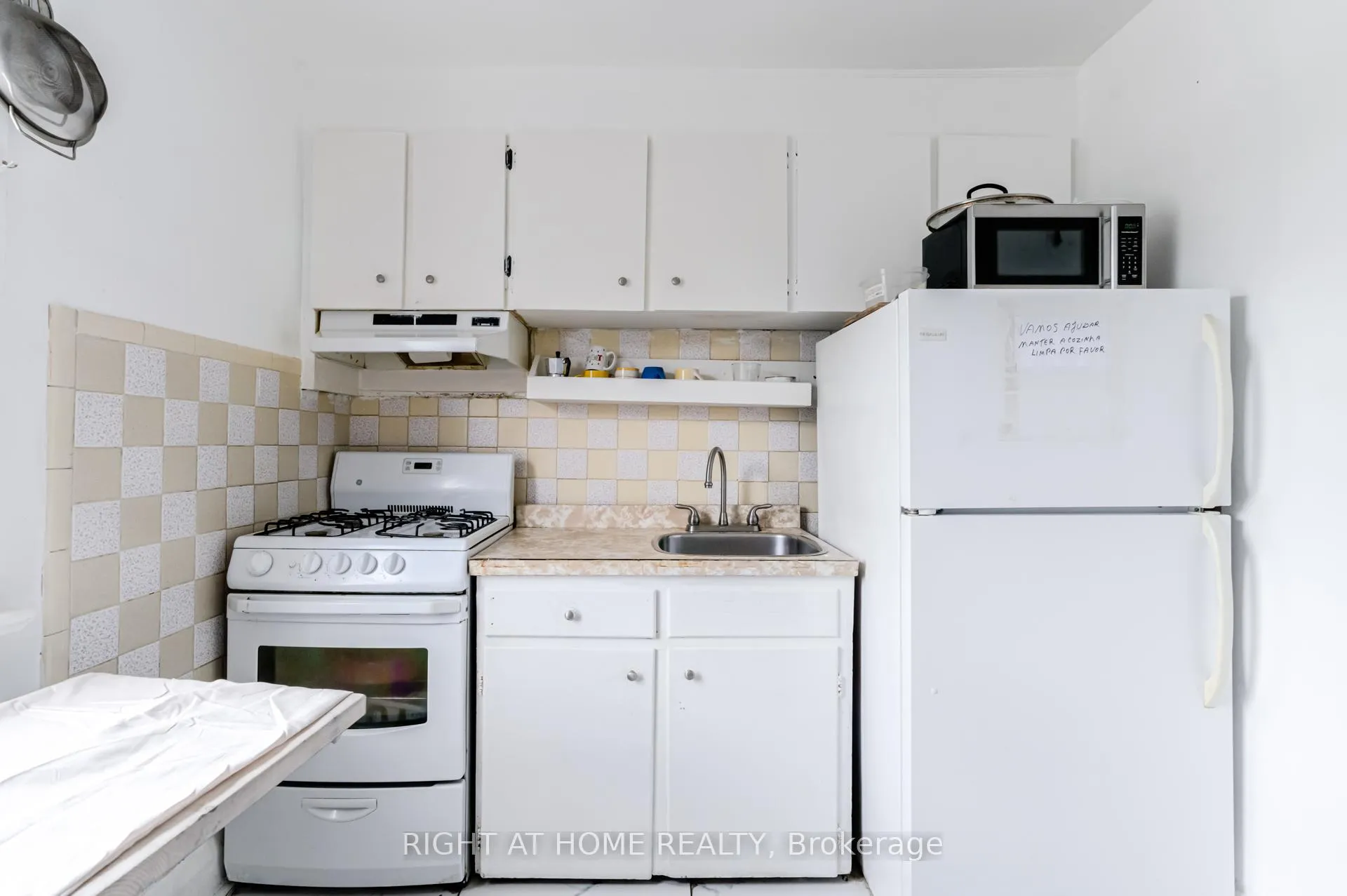 Photo 13 of 16 Pryor Avenue, Toronto, Weston-Pellam Park — HOMEH