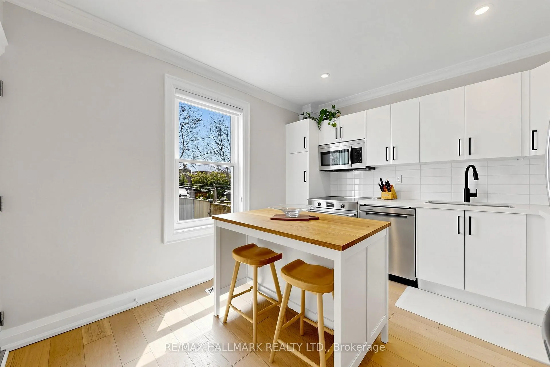 Photo 15 of 301 Wolverleigh Boulevard, Toronto, Danforth — HOMEH