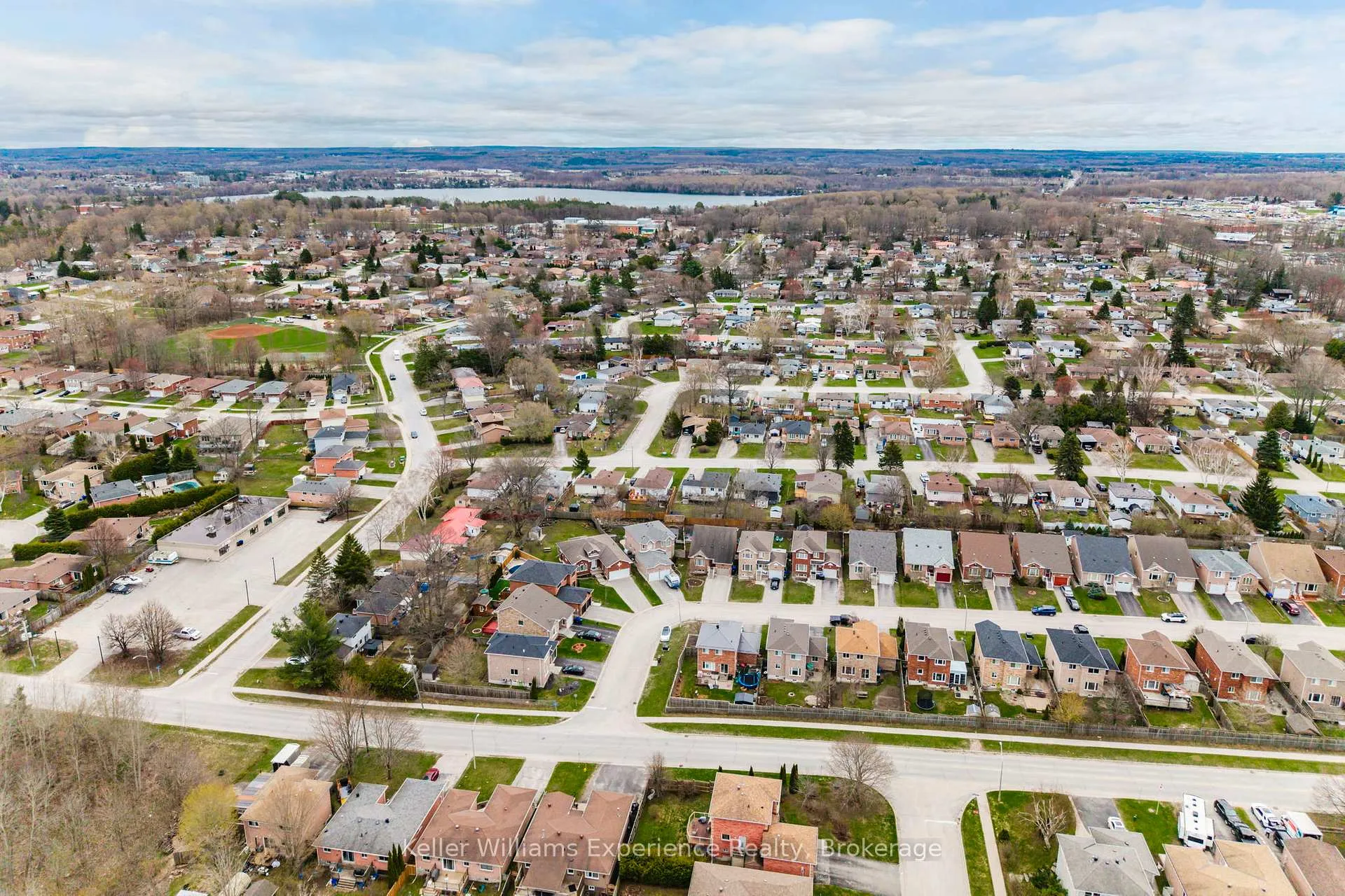 Photo 2 of 1005 Whitney Crescent, Midland — HOMEH