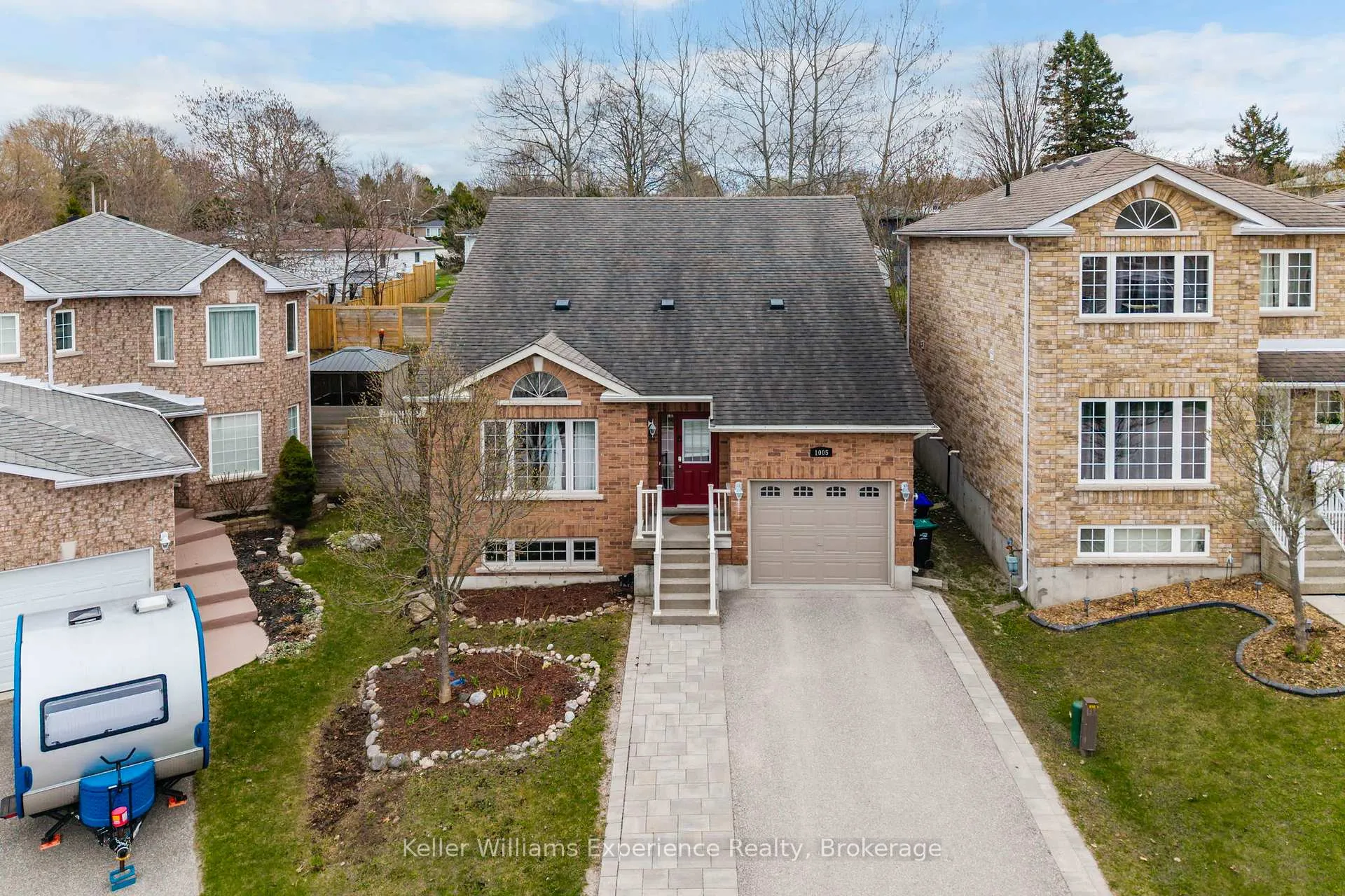 Photo 3 of 1005 Whitney Crescent, Midland — HOMEH